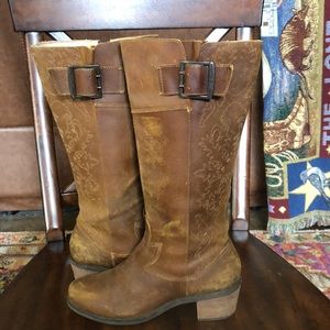 OluKai Distressed Heavy Suede Leather Boots. Zipper Sides. Size 8